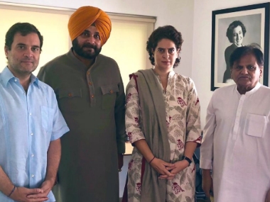 Navjot Singh Sidhu meets Rahul Gandhi amid tiff with Amarinder to apprise him of 'situation', hands Congress president a 'letter' Navjot Singh Sidhu meets Rahul Gandhi amid tiff with Amarinder to apprise him of 'situation', hands Congress president a 'letter'