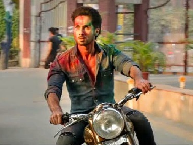 Kabir Singh: Mumbai-based doctor writes to Maharashtra health minister demanding ban on Shahid Kapoor's film Kabir Singh: Mumbai-based doctor writes to Maharashtra health minister demanding ban on Shahid Kapoor's film