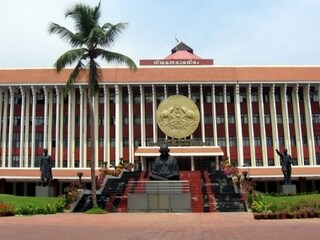  Scènes bruyantes à l'Assemblée du Kerala sur les suicides d'agriculteurs; L'UDF dirigée par le Congrès met en scène un débrayage sur la demande d'exemption de prêt 
