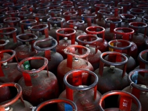 Govt slashes LPG prices amid coronavirus lockdown; non-subsidised cylinder to cost Rs 744 in Delhi, Rs 714 in Mumbai Govt slashes LPG prices amid coronavirus lockdown; non-subsidised cylinder to cost Rs 744 in Delhi, Rs 714 in Mumbai