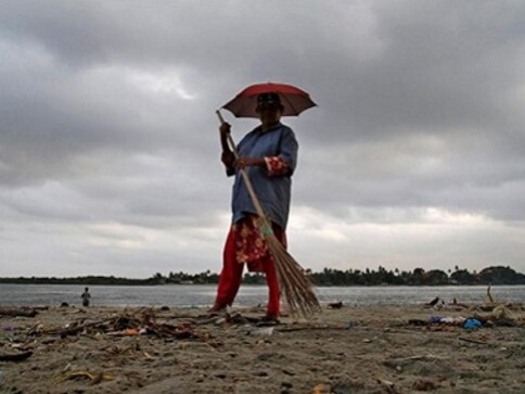 Monsoon hits Kerala marking official start of rainy season; IMD predicts normal rainfall but June showers to be hit by El-Nino Monsoon hits Kerala marking official start of rainy season; IMD predicts normal rainfall but June showers to be hit by El-Nino