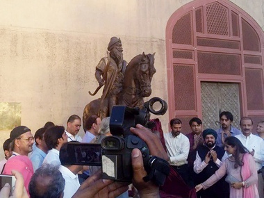 Life-size sculpture of Maharaja Ranjit Singh unveiled at historic Lahore Fort days before his death anniversary Life-size sculpture of Maharaja Ranjit Singh unveiled at historic Lahore Fort days before his death anniversary