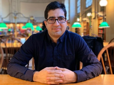 Delhi HC seeks response from Centre on petition filed by Shah Faesal, challenging his recent detention at IGI Airport Delhi HC seeks response from Centre on petition filed by Shah Faesal, challenging his recent detention at IGI Airport