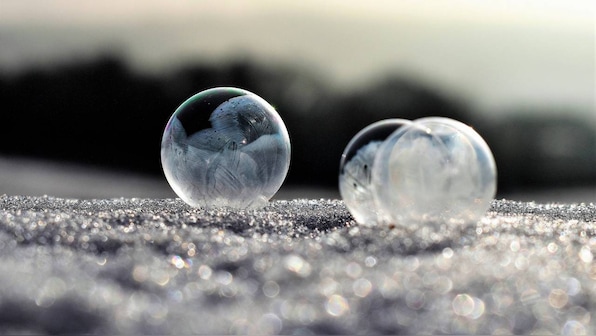Researchers re-create frozen bubble to explain ice bubble magic video on YouTube