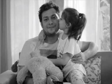 Fathers will do anything for a kiss from their little daughters Fathers will do anything for a kiss from their little daughters