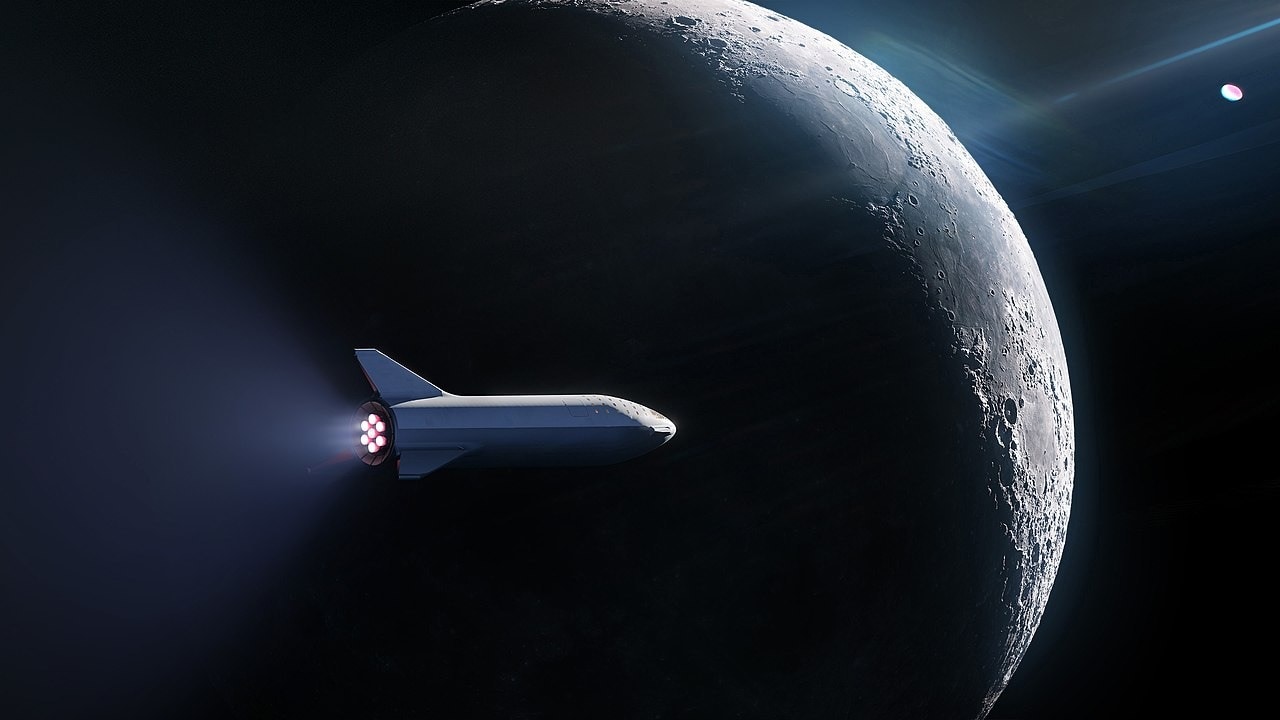 Artistic rendition of Starship firing all 7 of its engines while passing by the Moon. Image credit: Wikipedia/SpaceX