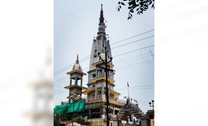 The Augarnath temple earlier consisted of just a Shiv-ling, surrounded by four walls, behind one of which was a well. The temple was elaborately restructured in the 1960s and is still undergoing some construction work.