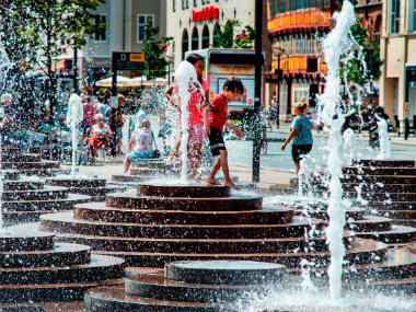 As heatwave grips Europe, region takes to public places, fountains to battle harsh weather without using air conditioners As heatwave grips Europe, region takes to public places, fountains to battle harsh weather without using air conditioners
