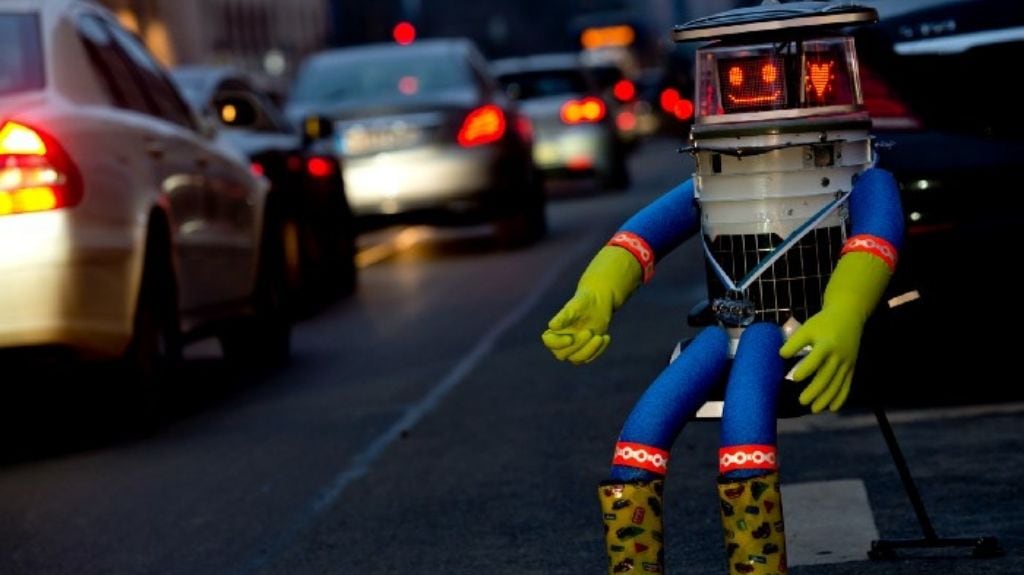 HitchBOT in happier times, by Sven Hoppe (2015). Photo credit: https://bit.ly/1Dkyncb