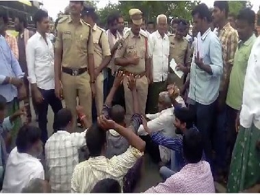 Andhra Pradesh cotton farmers protest against non-payment of dues, threaten to commit suicide if demand not met