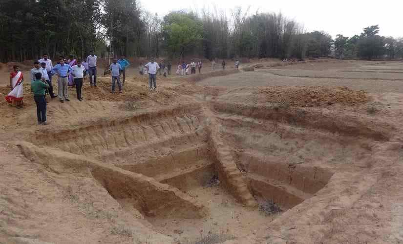 A dobha (pond) being constructed under MGNREGS in Jharkhand. Image courtesy: Department of Rural Development, Jharkhand