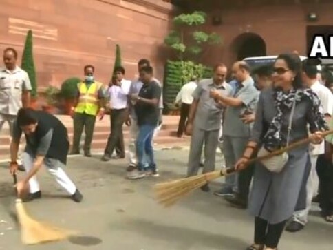 'Anadi lag rahi thi': Husband Dharmendra joins in trolling Hema Malini's cleanliness drive 'photo-op' in Parliament 'Anadi lag rahi thi': Husband Dharmendra joins in trolling Hema Malini's cleanliness drive 'photo-op' in Parliament