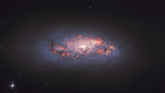 Hubble captures spiral galaxy in 'full bloom' 70 million light-years from Earth