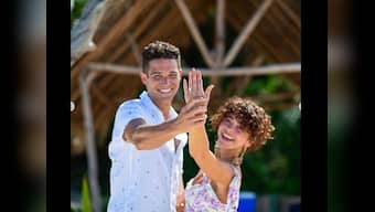 Modern Family actor Sarah Hyland gets engaged to Bachelorette alum Wells Adams, shares photos on Instagram