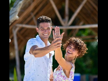Modern Family actor Sarah Hyland gets engaged to Bachelorette alum Wells Adams, shares photos on Instagram Modern Family actor Sarah Hyland gets engaged to Bachelorette alum Wells Adams, shares photos on Instagram