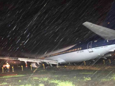 Mumbai rains: SpiceJet flight from Jaipur overshoots runway at Chhatrapati Shivaji International Airport; none hurt Mumbai rains: SpiceJet flight from Jaipur overshoots runway at Chhatrapati Shivaji International Airport; none hurt
