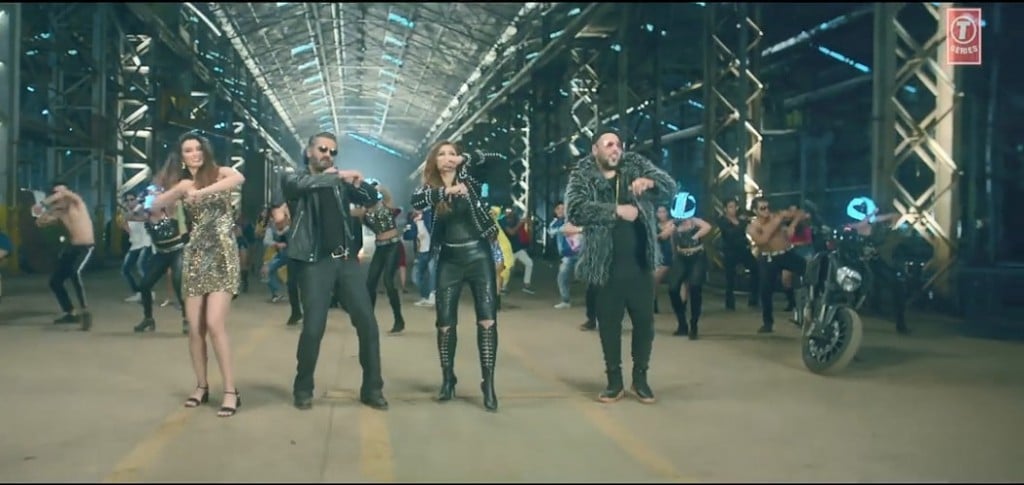 Khandaani Shafakhana song Sheher Ki Ladki: Raveena Tandon, Suniel Shetty groove to remake of their 90s track