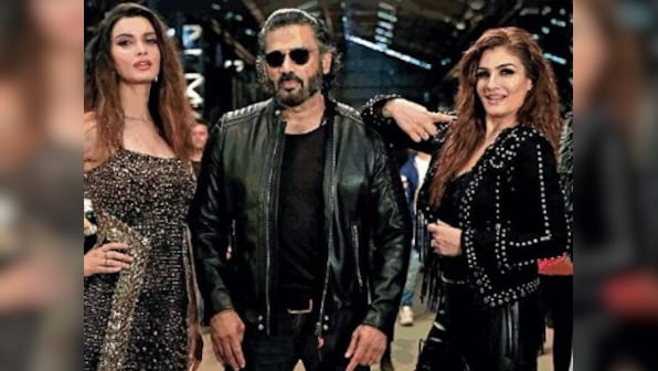 Khandaani Shafakhana song Sheher Ki Ladki: Raveena Tandon, Suniel Shetty groove to remake of their '90s track