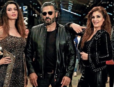 Khandaani Shafakhana song Sheher Ki Ladki: Raveena Tandon, Suniel Shetty groove to remake of their '90s track Khandaani Shafakhana song Sheher Ki Ladki: Raveena Tandon, Suniel Shetty groove to remake of their '90s track