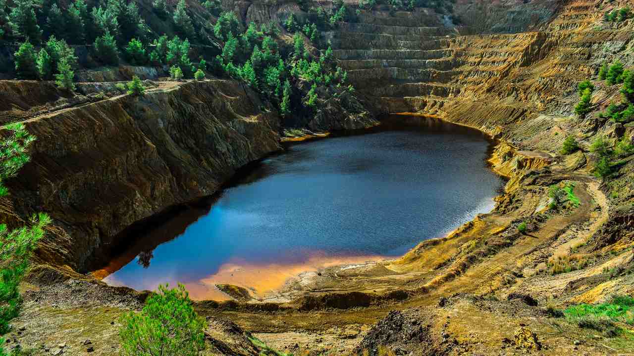 Siberian Instagramers are flocking to toxic turquoise lake to get their IG likes