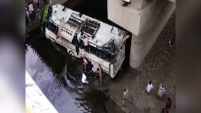 Five dead, one injured in head-on bus and car collision at Yamuna Expressway near Mathura