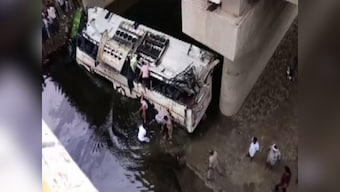 Five dead, one injured in head-on bus and car collision at Yamuna Expressway near Mathura