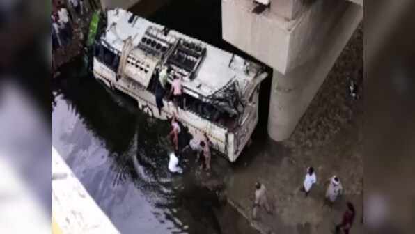 Five dead, one injured in head-on bus and car collision at Yamuna Expressway near Mathura