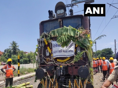 Chennai Water Crisis: Train carrying 50,000 litres of water in each wagon from Vellore reaches drought-hit city Chennai Water Crisis: Train carrying 50,000 litres of water in each wagon from Vellore reaches drought-hit city