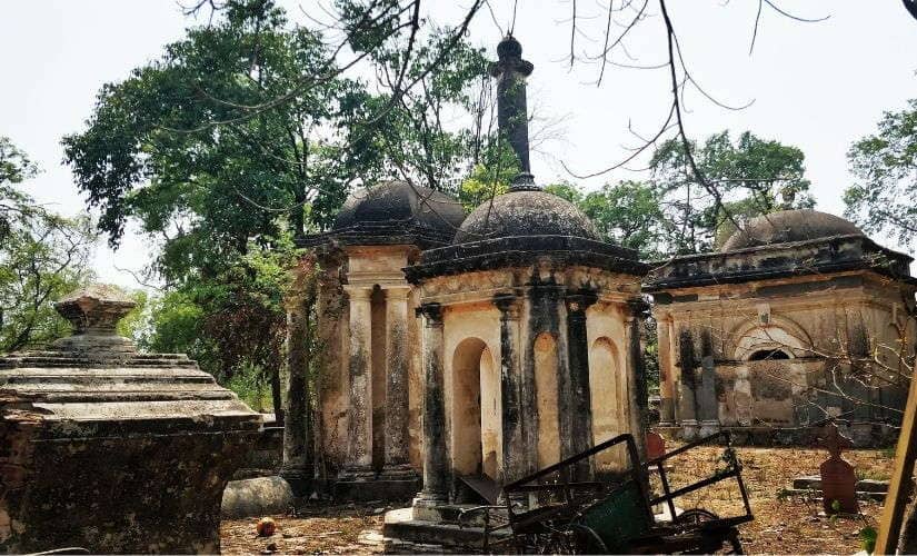 The tombstones and mausoleums here are of Victorian and Mughal architecture.