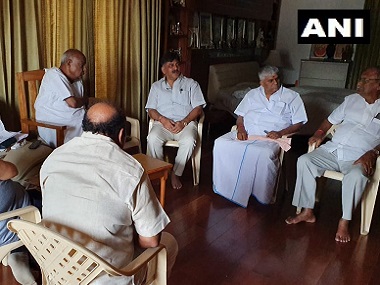 Karnataka political crisis: JD(S), Congress regroup as coalition partners accuse BJP of horse-trading; HD Kumaraswamy to chair legislative meeting Karnataka political crisis: JD(S), Congress regroup as coalition partners accuse BJP of horse-trading; HD Kumaraswamy to chair legislative meeting