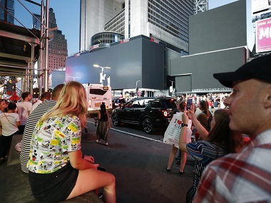New York authorities scramble to restore electricity in Manhattan as power outage stalls businesses on Saturday evening New York authorities scramble to restore electricity in Manhattan as power outage stalls businesses on Saturday evening
