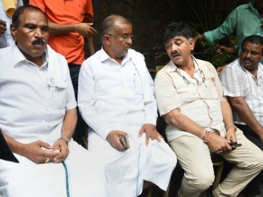 Karnataka crisis: Two more Congress MLAs quit; Mumbai sees high drama as police detain DK Shivakumar Karnataka crisis: Two more Congress MLAs quit; Mumbai sees high drama as police detain DK Shivakumar
