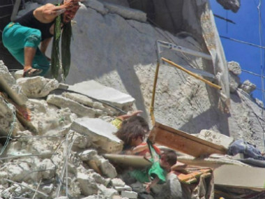 Syrian girl, who clinged on to her baby sister's t-shirt in heart-breaking air-bombing photo, dies after saving younger one's life Syrian girl, who clinged on to her baby sister's t-shirt in heart-breaking air-bombing photo, dies after saving younger one's life