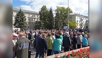 Thousands attend funerals of Russian nuclear engineers killed by rocket engine explosion; tragedy creates radiation scare in Sarov region