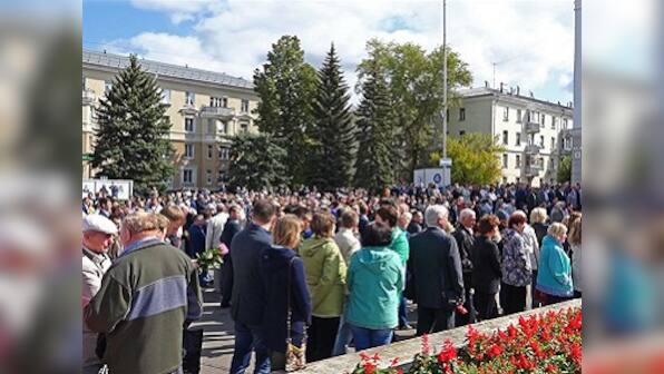 Thousands attend funerals of Russian nuclear engineers killed by rocket engine explosion; tragedy creates radiation scare in Sarov region