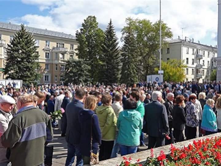 Thousands attend funerals of Russian nuclear engineers killed by rocket engine explosion; tragedy creates radiation scare in Sarov region