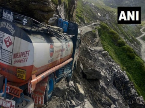 Landslides disrupt traffic on Manali-Leh highway; situation may worsen as IMD predicts heavy rains for Himachal Pradesh in coming days Landslides disrupt traffic on Manali-Leh highway; situation may worsen as IMD predicts heavy rains for Himachal Pradesh in coming days