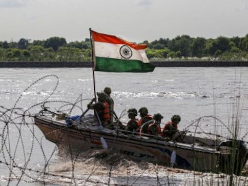 Kashmir celebrates first Independence Day since scrapping of Article 370 amid heavy security: Satya Pal Malik unfurls National Flag in Srinagar Kashmir celebrates first Independence Day since scrapping of Article 370 amid heavy security: Satya Pal Malik unfurls National Flag in Srinagar