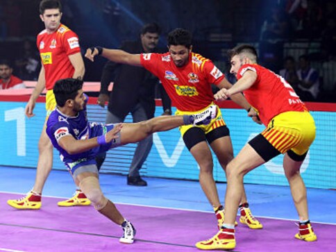 Pro Kabaddi 2019: Vikash Kandola shines in front of 'home' crowd as Haryana up their defensive game Pro Kabaddi 2019: Vikash Kandola shines in front of 'home' crowd as Haryana up their defensive game