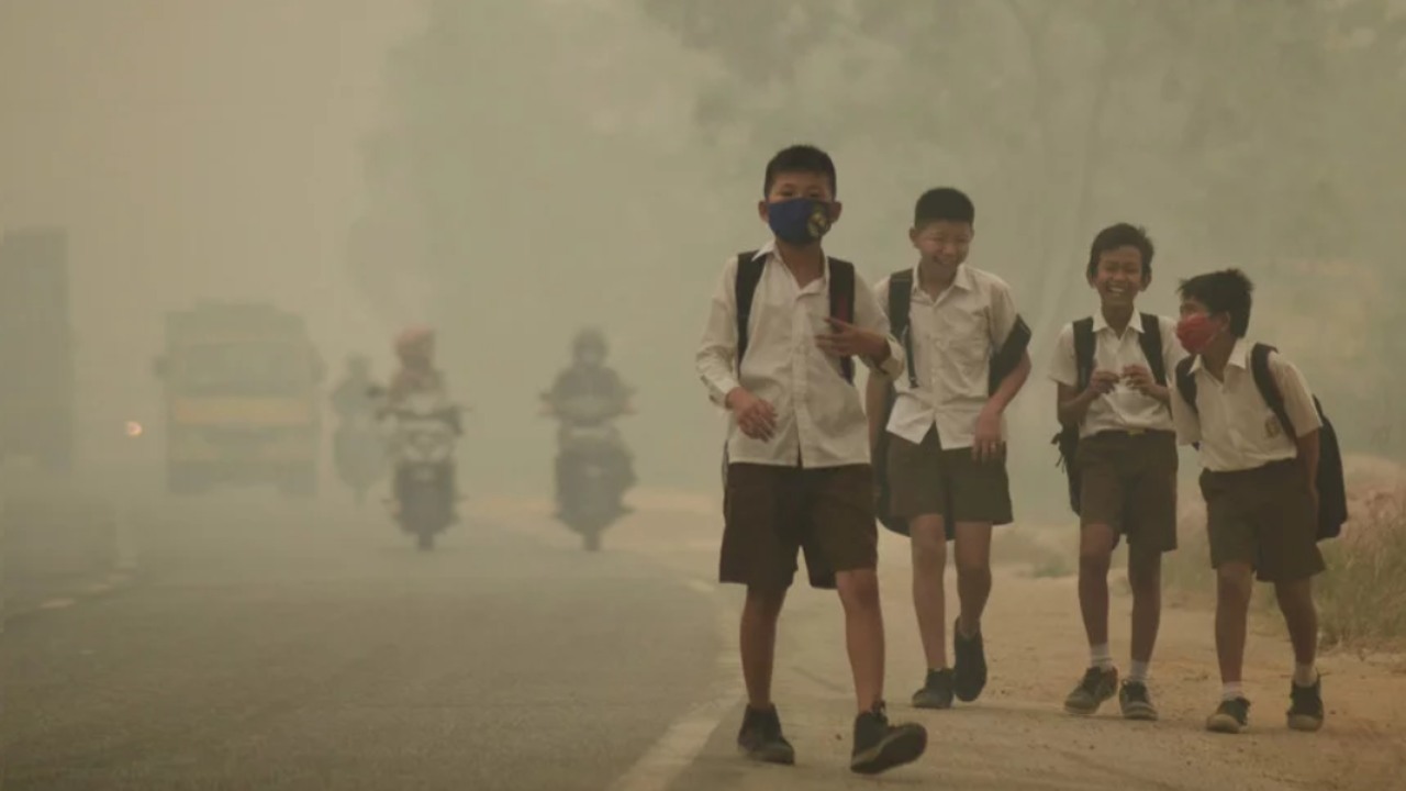 Double whammy: With winter approaching deadly smog and new COVID-19 cases worry doctors, residents in Delhi Double whammy: With winter approaching deadly smog and new COVID-19 cases worry doctors, residents in Delhi