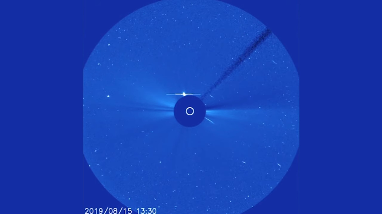 Watch as a comet makes a suicidal plunge into the sun in a stunning display of cosmic fireworks Watch as a comet makes a suicidal plunge into the sun in a stunning display of cosmic fireworks