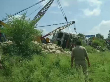 16 killed after truck overturns on two tempos in UP’s Shahjahanpur; Yogi Adityanath conveys condolences to kin of deceased 16 killed after truck overturns on two tempos in UP’s Shahjahanpur; Yogi Adityanath conveys condolences to kin of deceased