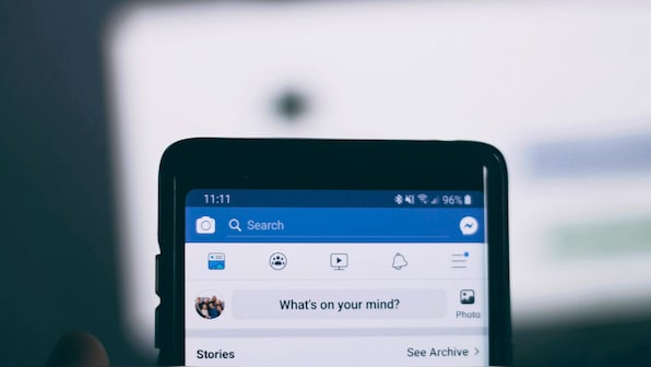 Facebook’s mobile app is reportedly testing a Dark Mode in its new ‘FB5’ design