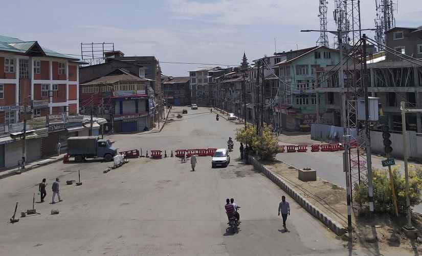 Pedestrians move on a deserted street in Srinagar, Kashmir, as taken on 8 August 2019. AP
