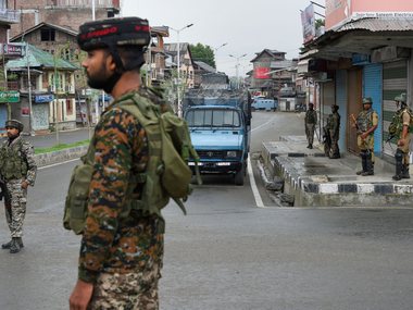 J&K police officer Imityaz Ali says situation in Kashmir 'limping' back to normal, tweets videos from Srinagar J&K police officer Imityaz Ali says situation in Kashmir 'limping' back to normal, tweets videos from Srinagar