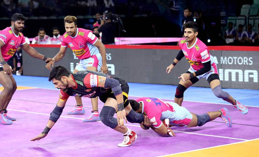 Rohit Kumar of Bengaluru Bulls picked up 13 raid points against Jaipur Pink Panthers. Image: Pro Kabaddi