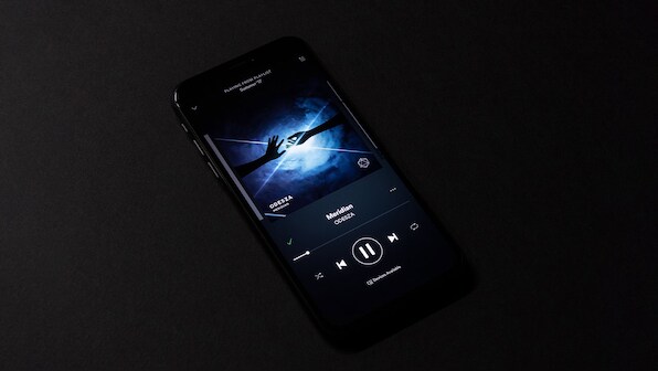 Apple, Spotify are in discussions to let users use Siri to control the music streaming app