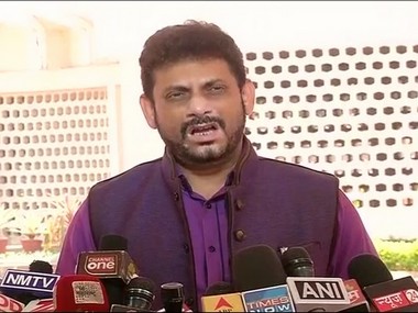 AIMIM's Mumbai MLA Waris Pathan taken into police custody after offering special prayer for Kashmir, Kolhapur flood victims AIMIM's Mumbai MLA Waris Pathan taken into police custody after offering special prayer for Kashmir, Kolhapur flood victims