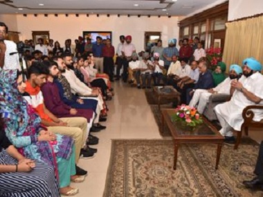 Amarinder Singh hosts Kashmiri students in Chandigarh for Eid lunch, says he is confident situation in Valley will improve soon Amarinder Singh hosts Kashmiri students in Chandigarh for Eid lunch, says he is confident situation in Valley will improve soon