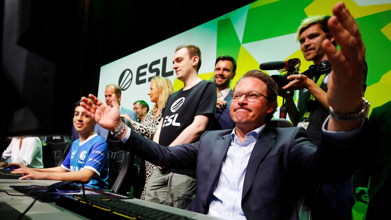 Andreas Scheuer, German Minister of Transport and Digital Infrastructure, reacts after loosing against a professional player of Schalke 04 E-sports team during the media day of Gamescom in Cologne, Germany. Image: Reuter.